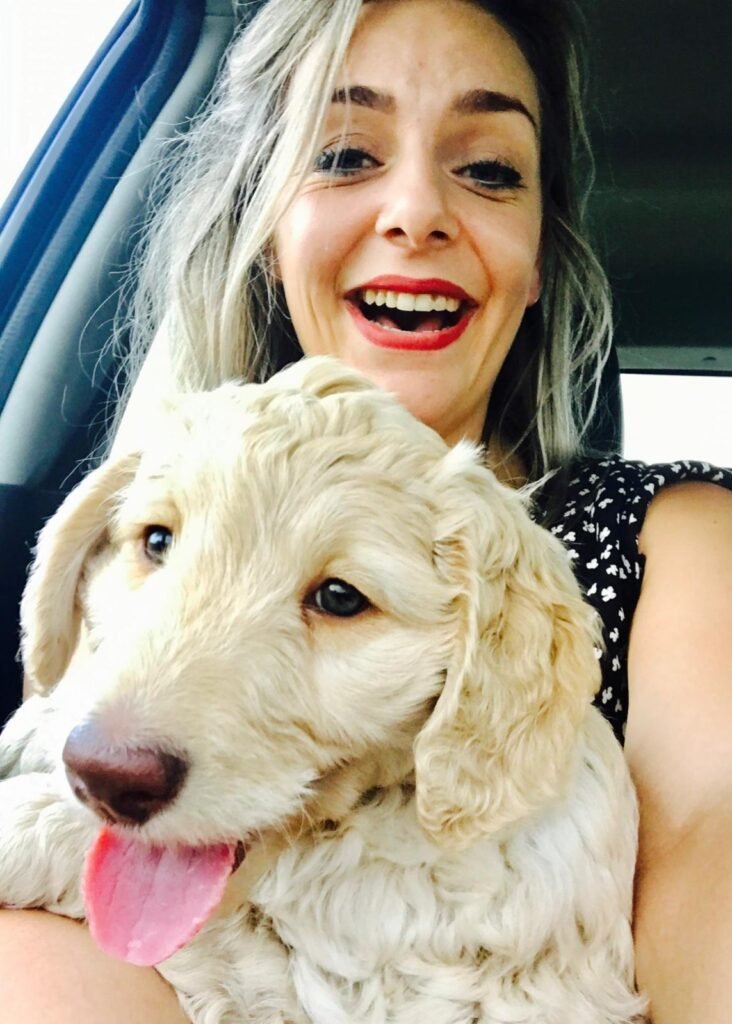 Vrouw met Soofi Labradoodle selfie